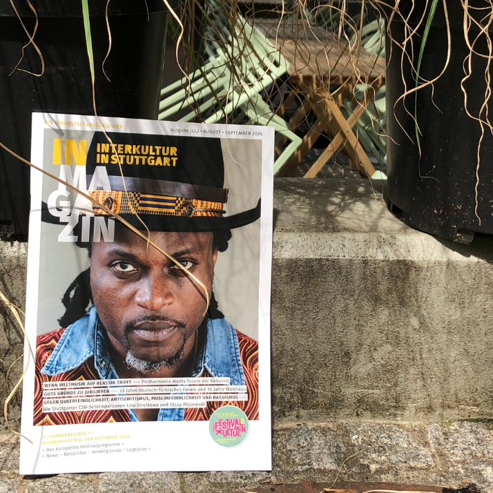 Das Bild zeigt das Cover der Sommerausgabe des IN MAGAZINs 2024. Das Cover zeigt den kongolesischen Sänger und Gitarristen Chris Bakalanga.