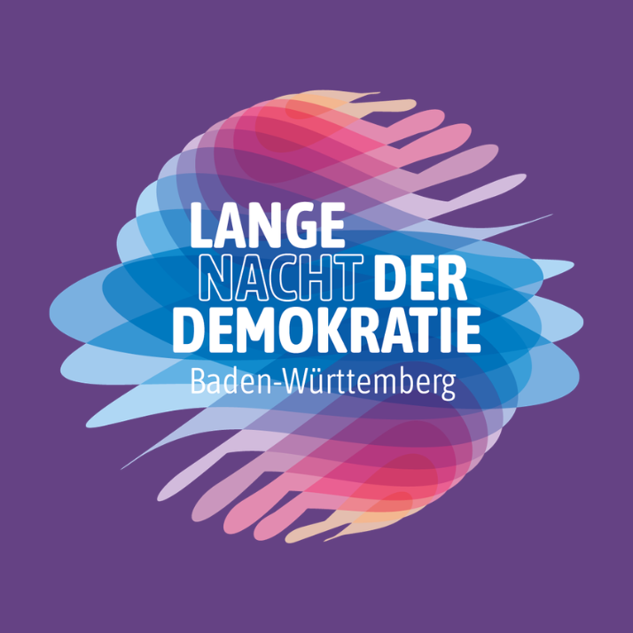 Das Bild zeigt das Logo der Langen Nacht für Demokratie, die am 2. Oktober 2026 stattfindet. Das Forum der Kulturen ist Kooperationspartner der Langen Nacht.